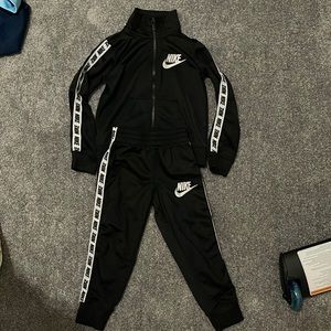 Nike 2 piece jogger set. Toddler size 3t
